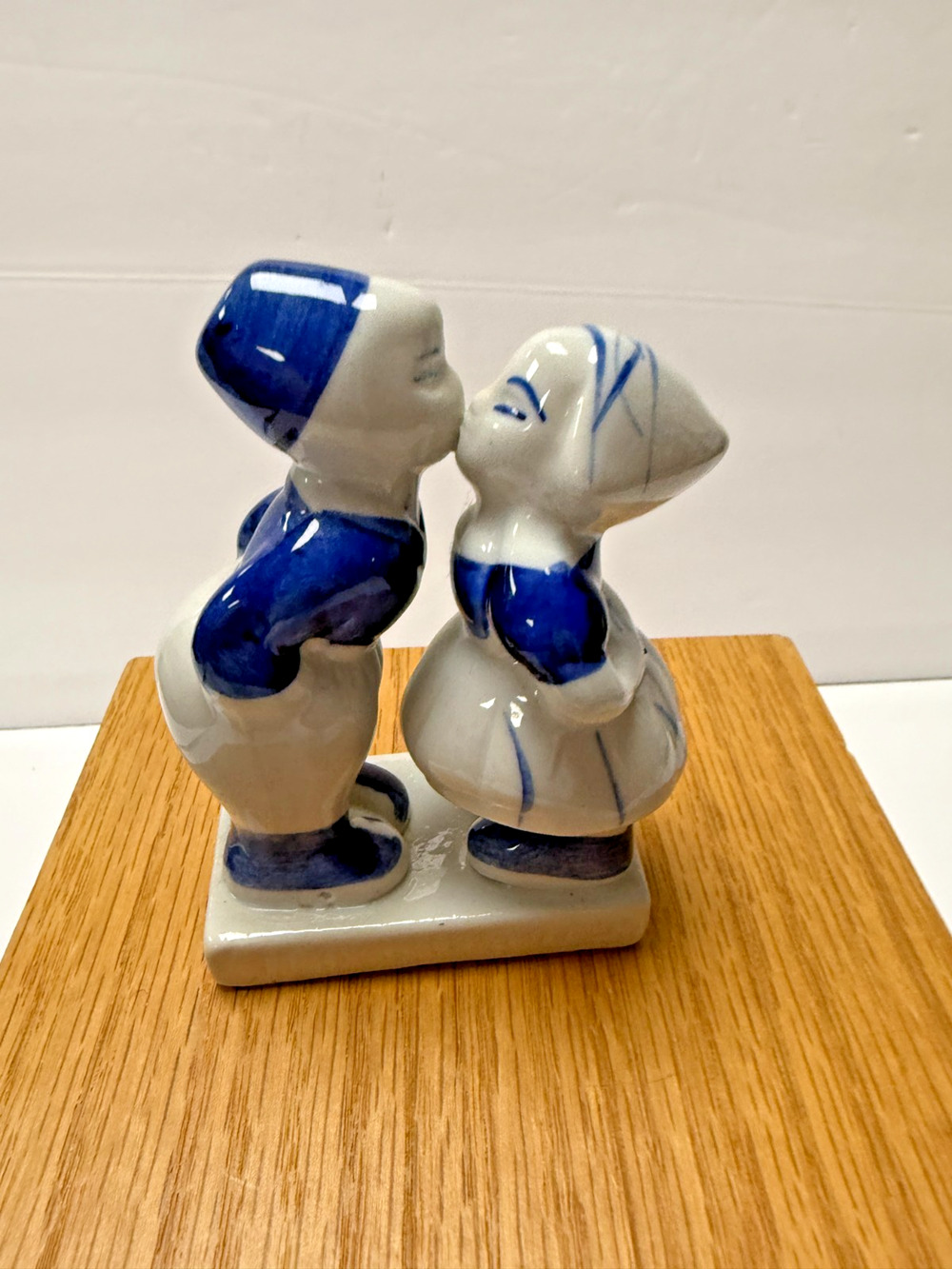Vintage Blue White Dutch Couple Kissing Figurine Ceramic Holland Style Decor